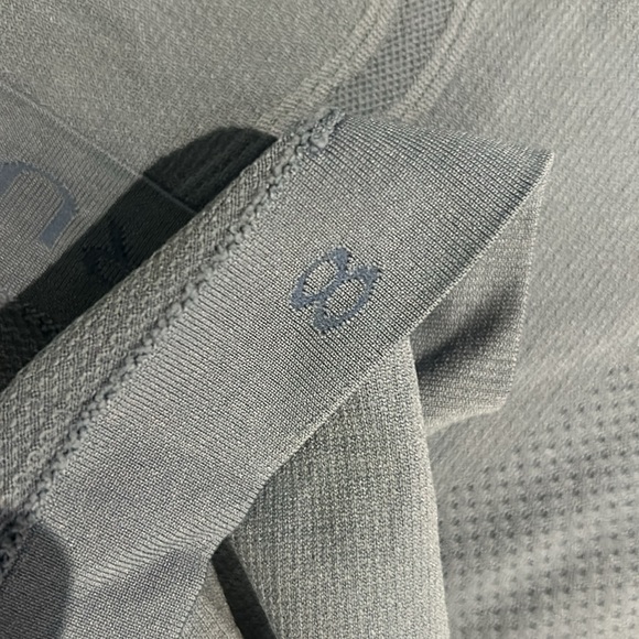 Blue lululemon tee - Picture 2 of 2